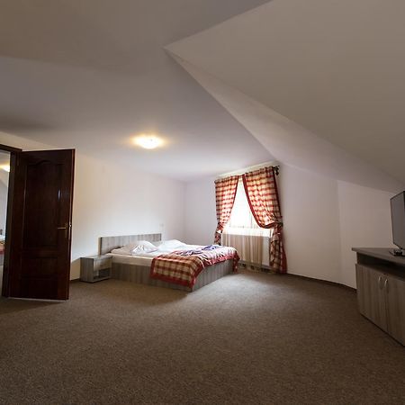 Complex Craiasa Muntilor Moieciu Hotel มัวเยชู เด ซุส ภายนอก รูปภาพ
