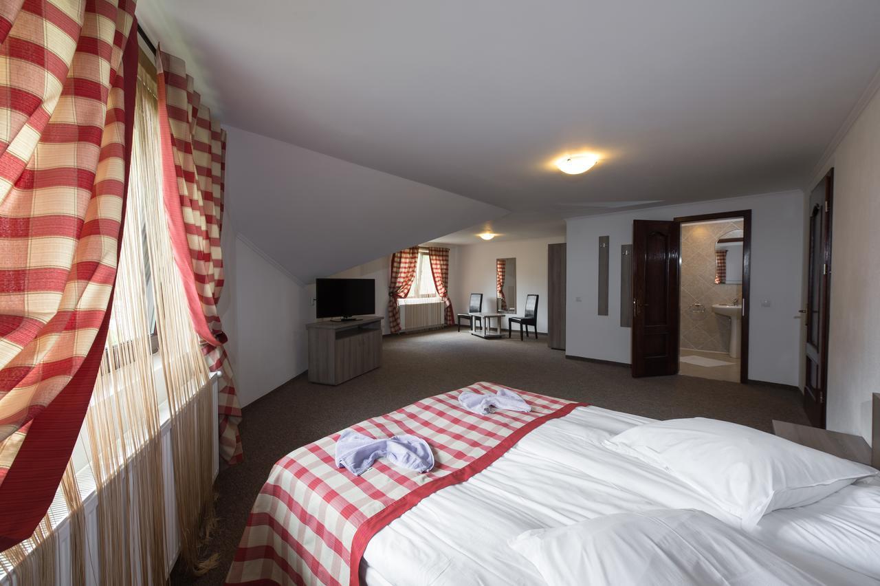 Complex Craiasa Muntilor Moieciu Hotel มัวเยชู เด ซุส ภายนอก รูปภาพ