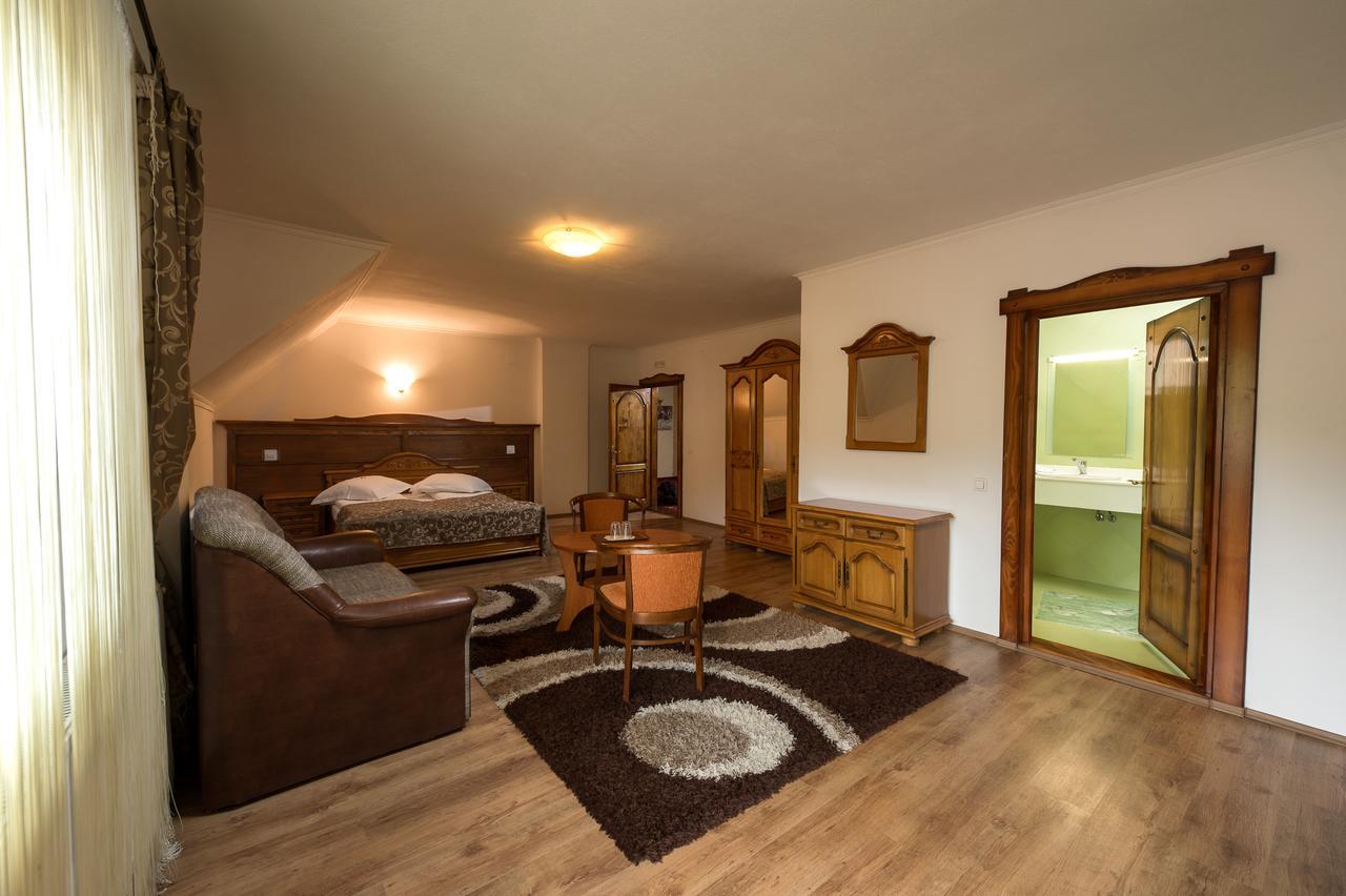 Complex Craiasa Muntilor Moieciu Hotel มัวเยชู เด ซุส ภายนอก รูปภาพ