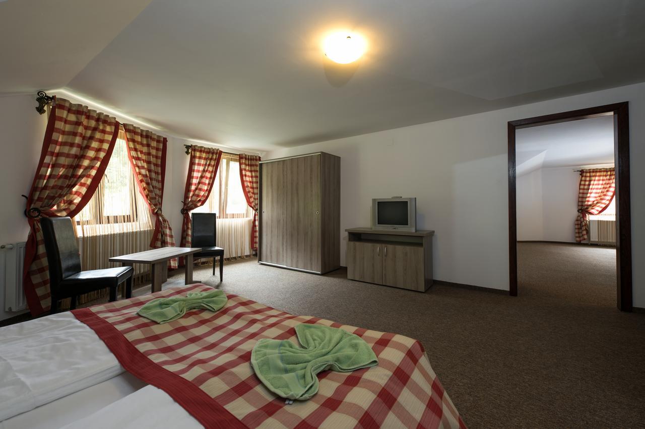 Complex Craiasa Muntilor Moieciu Hotel มัวเยชู เด ซุส ภายนอก รูปภาพ
